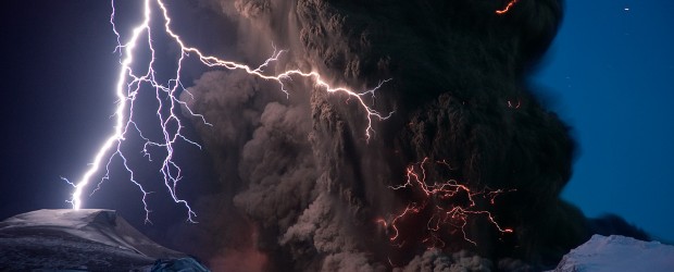 Most Awesome Natural Phenomena HD photos 1dut.com01 - Volcanic Lightning or Dirty Thunderstorm